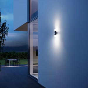 Moderne Steinel LED-Außenwandleuchte L 910 S in Anthrazit mit Bewegungsmelder an Hauswand.