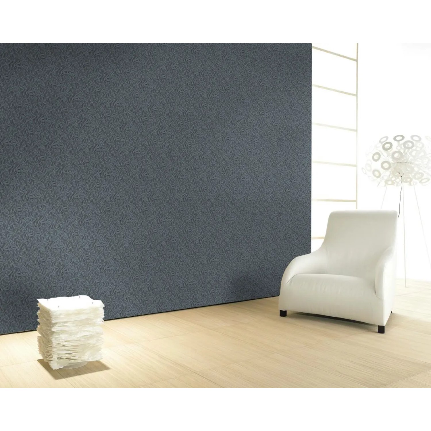 Glööckler Vliestapete Imperial Feder Uni in Blaumetallic-Lila an Wand im Raum.