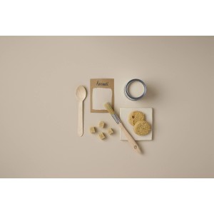 Rust-Oleum Kreidefarbe Karamell matt: Farbbeispiel, Pinsel, Holzlöffel und Farbdose.