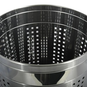 Detailaufnahme: MSV Wäschekorb aus Edelstahl mit quadratischen Löchern.