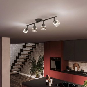 Schwarzer Philips LED-Spot Horen mit 4 schwenkbaren Köpfen und gerippten Glas-Schirmen an der Decke in moderner Küche.