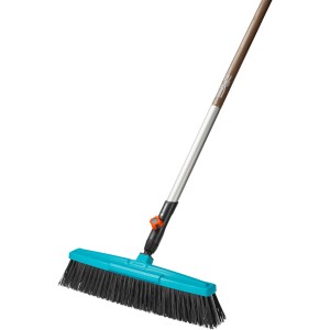 Gardena Combisystem Straßenbesen mit Holzstiel, blau, mit Kratzkante für festen Schmutz.