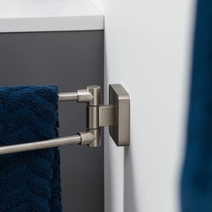 Tiger Handtuchhalter Onu, 2-armig, Edelstahl gebürstet mit blauem Handtuch.