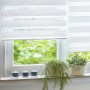 Gardinia Doppelrollo, 140x160 cm, Weiß, am Fenster mit Pflanzen und Kerzen dekoriert.