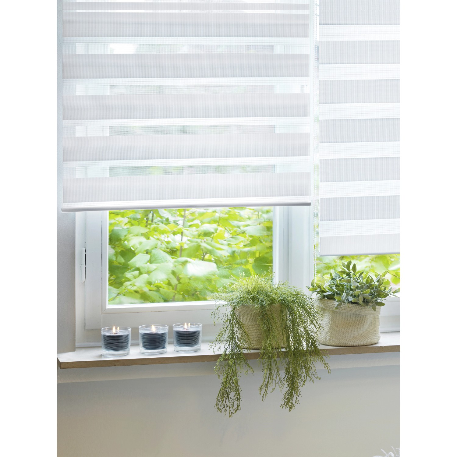Gardinia Doppelrollo, 140x160 cm, Weiß, am Fenster mit Pflanzen und Kerzen dekoriert.