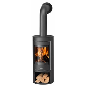 Schwarzer Justus Kaminofen Mino 2.0 aus Stahl mit Holzfach und brennendem Feuer.