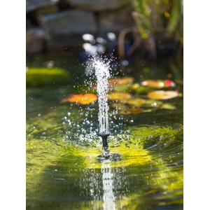 Eckige Solar Teichpumpe im Betrieb mit Wasserfontäne im Gartenteich.