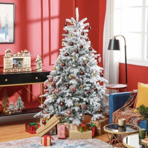 Großer, schneebedeckter künstlicher Weihnachtsbaum 180 cm, mit roten und goldenen Kugeln geschmückt, im Wohnzimmer.
