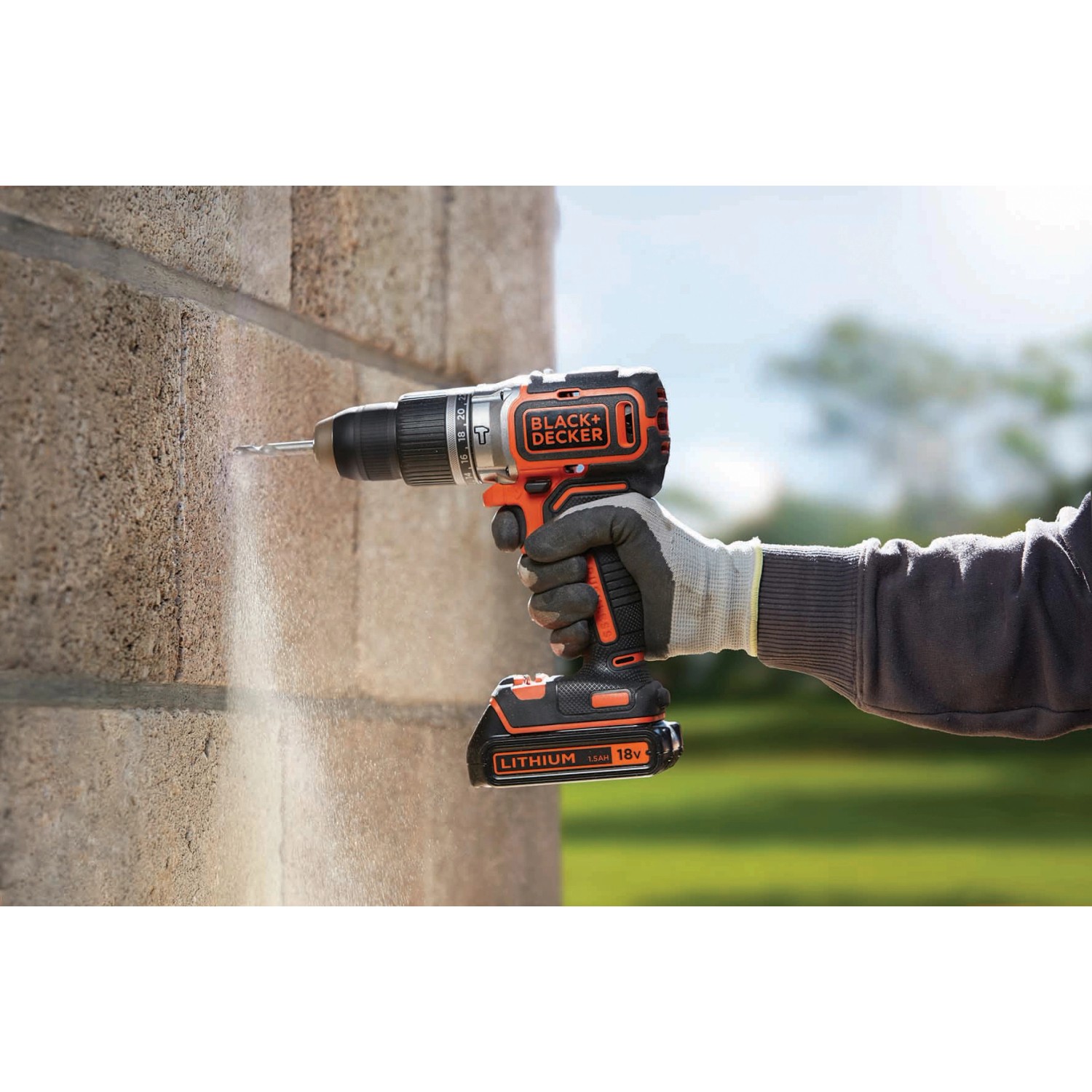 Black+Decker Akku-Schlagbohrschrauber BL188K bohrt in eine Wand, inklusive Akku und Koffer.
