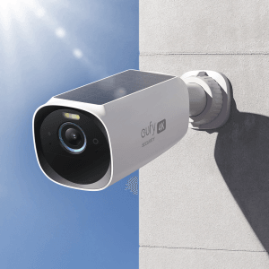 Eufy eufyCam S330 Zusatzkamera mit Solarpanel zur Kameraüberwachung an einer Wand.