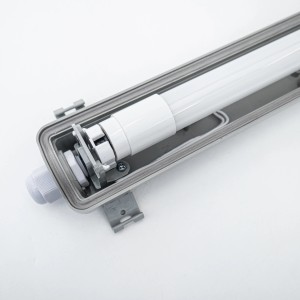 Detailaufnahme: LED-Feuchtraumleuchte, 120 cm, 18 W, IP65, für Keller und Garage.