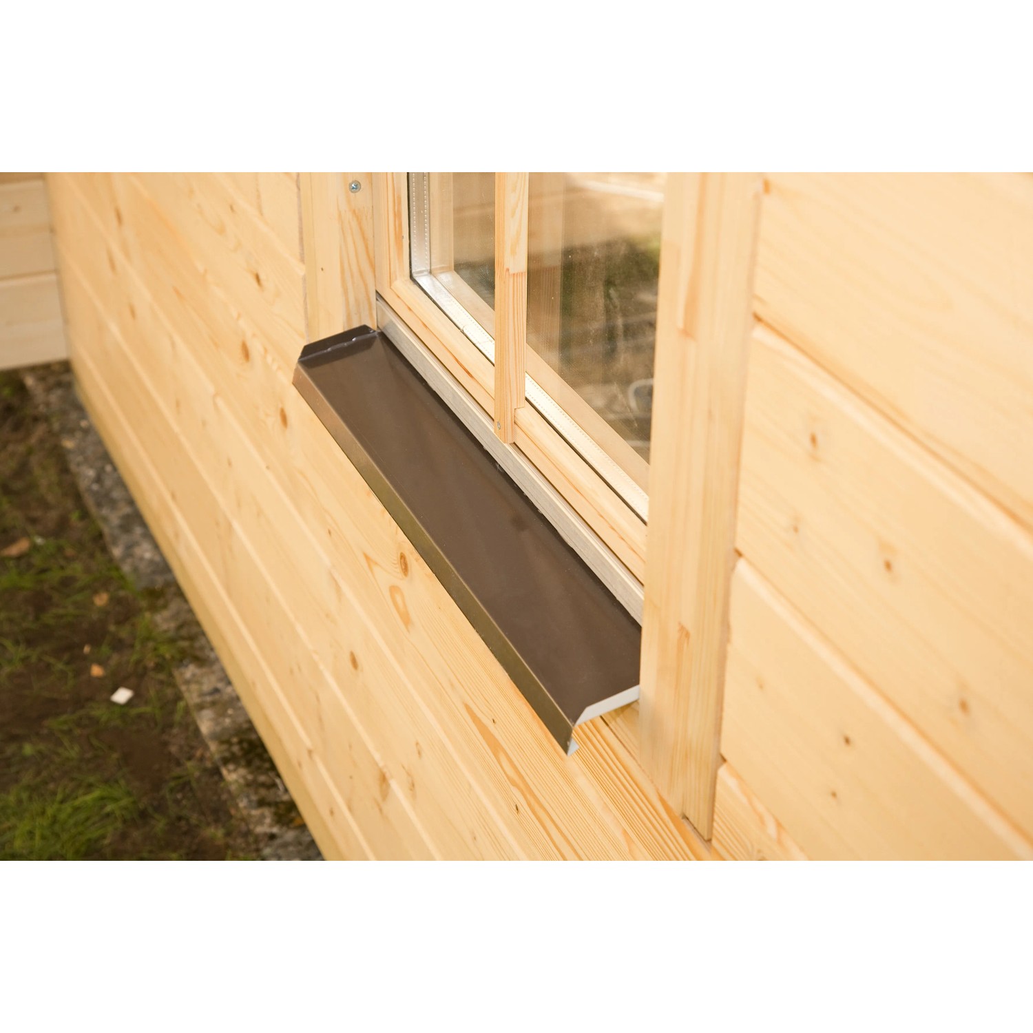 Detailansicht Fenster mit Abtropfblech am Skan Holz Gartenhaus Bern 4.