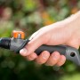 Hand hält Gardena Combisystem Griffstück für Gartengeräte.