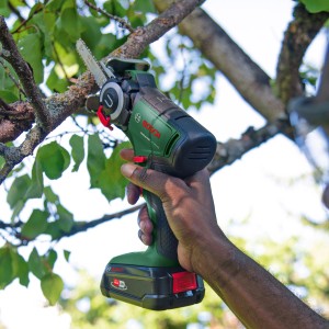 Bosch UniversalCut 18V-65 Akku-Säge mit NanoBlade-Technologie im Einsatz an einem Ast.