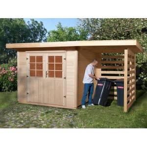 OBI Holz-Gartenhaus La Spezia mit Anbaudach und Person beim Hineinstellen einer Mülltonne.