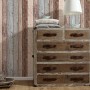 A.S. Creation Vliestapete New England in Braun, Grau, Beige mit Holzoptik an Wand und Kommode.