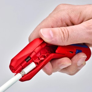 Knipex ErgoStrip Abmantelwerkzeug in roter Farbe beim Abisolieren eines Kabels.