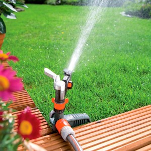 Gardena Premium Rasensprenger mit Spike im Einsatz, Rasenbewässerung im Garten.