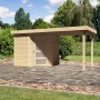 Unbehandeltes Karibu Holz-Gartenhaus Linköbing mit Flachdach und Anbau im Garten.