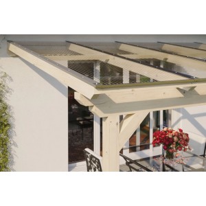 Skan Holz Terrassenüberdachung Ancona mit klarer Polycarbonat-Eindeckung und Holzpfosten.