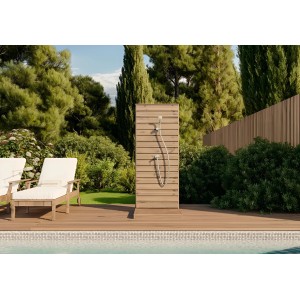 FinnTherm Gartendusche S aus Thermoholz neben Pool, mit Chrom-Armatur. Ideal für Garten & Sauna.