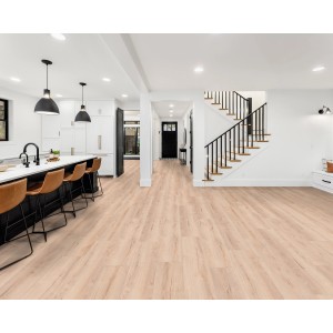 Heller Wohnraum mit Kaindl Laminat Poseidon Hawaii Oak 7 mm. Wasserfester Laminatboden in Holzoptik.