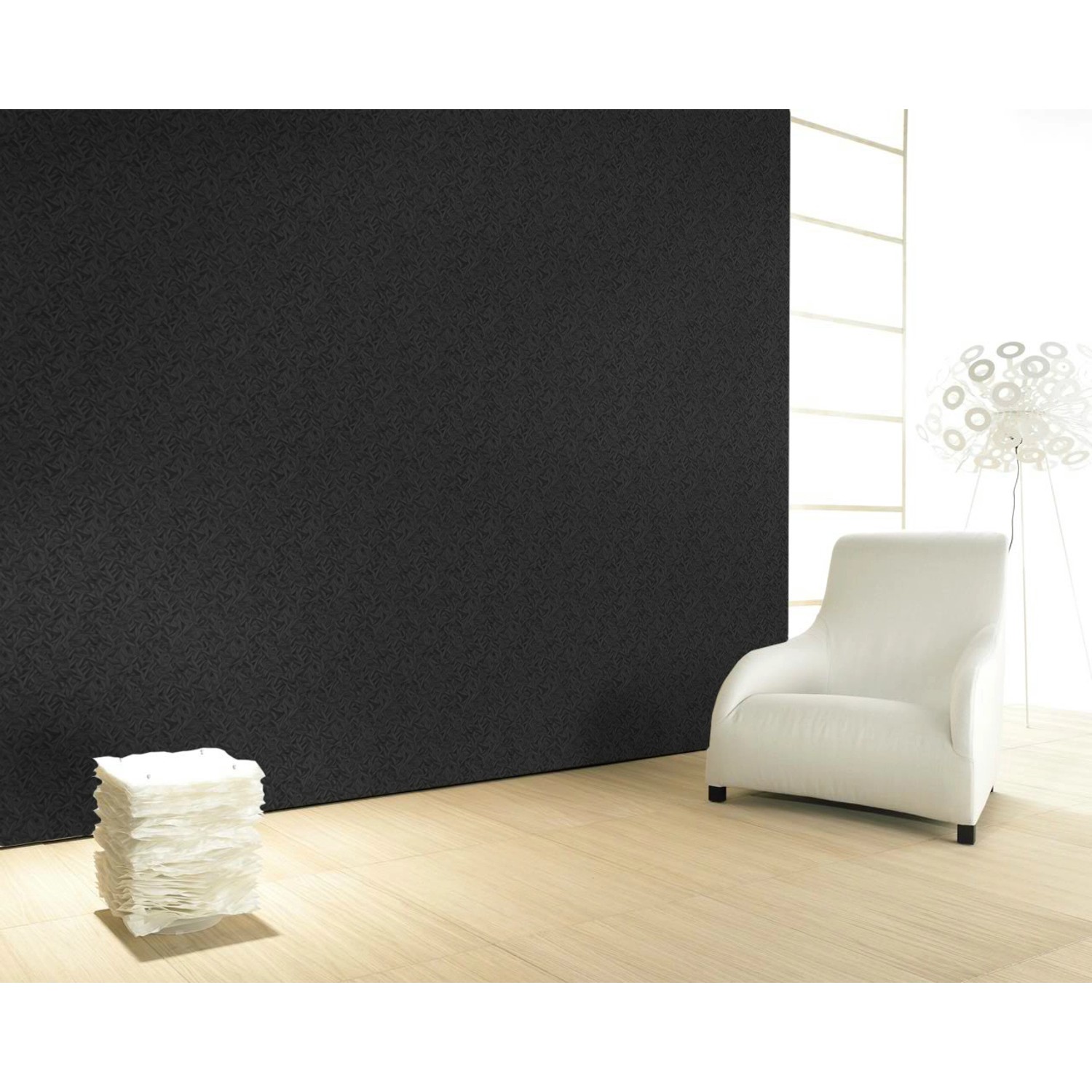 Glööckler Vliestapete Imperial Feder Uni Schwarz im Raum.