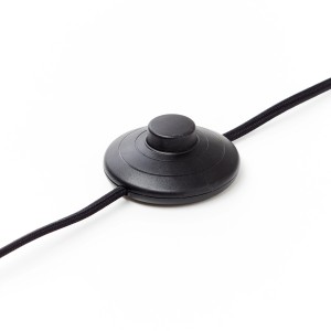 Detailaufnahme des Fußschalters der schwarzen Brilliant Weald Stehleuchte.