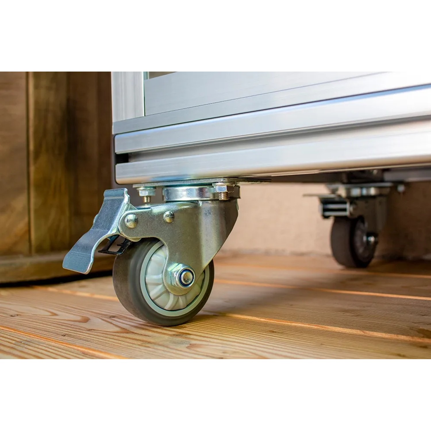 Detailaufnahme Rollen am Vitavia Polis Balkongewächshaus mit Alu-Rahmen und Rollfundament.