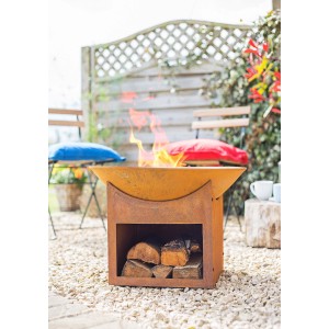 Buschbeck Feuerschale Mumbai, Ø 61cm, Rostbraun mit Holzfach und Feuer im Garten.