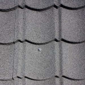 Detailaufnahme: Easypan Metalldachpfanne in Ziegeloptik, schiefergrau granuliert.