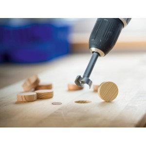 LUX Forstnerbohrer Comfort 15 mm im Einsatz: Präzise Bohrung in Holz mit Holzbohrer.