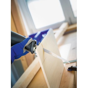 LUX Säbelsägeblatt im Einsatz: Holz sägen mit Säbelsäge. Ideal für präzise Schnitte in Holz und Kunststoff.