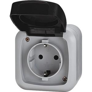 Graue Feuchtraum Steckdose der Serie Basic mit geöffnetem Klappdeckel für Aufputzmontage.