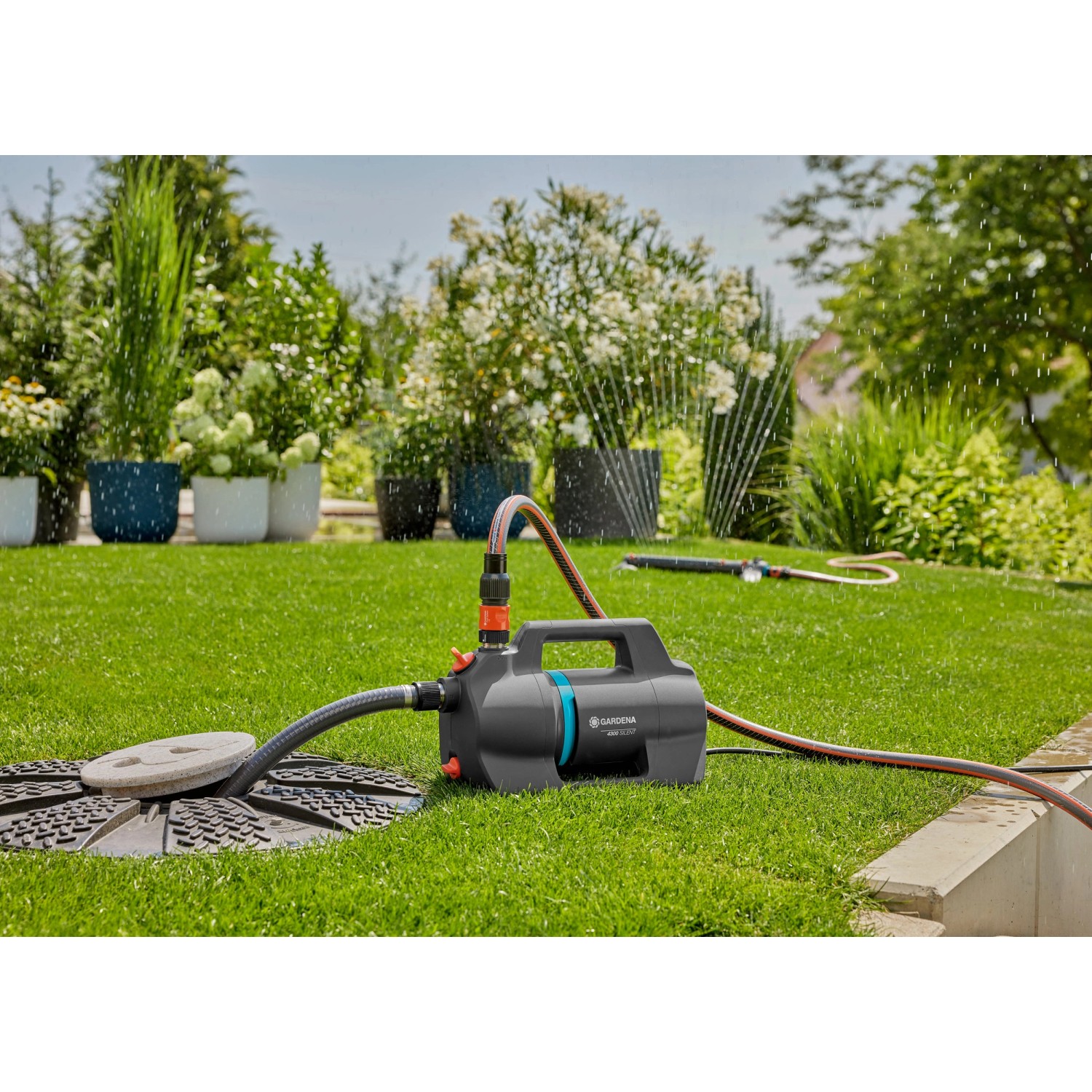 Gardena 4300 Silent Gartenpumpe im Einsatz zur Gartenbewässerung auf Rasenfläche.