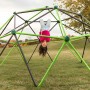 Kind spielt auf Lifetime Klettergerüst Geodome (335x168cm) im Garten. Spielturm mit grünen und grauen Stangen.
