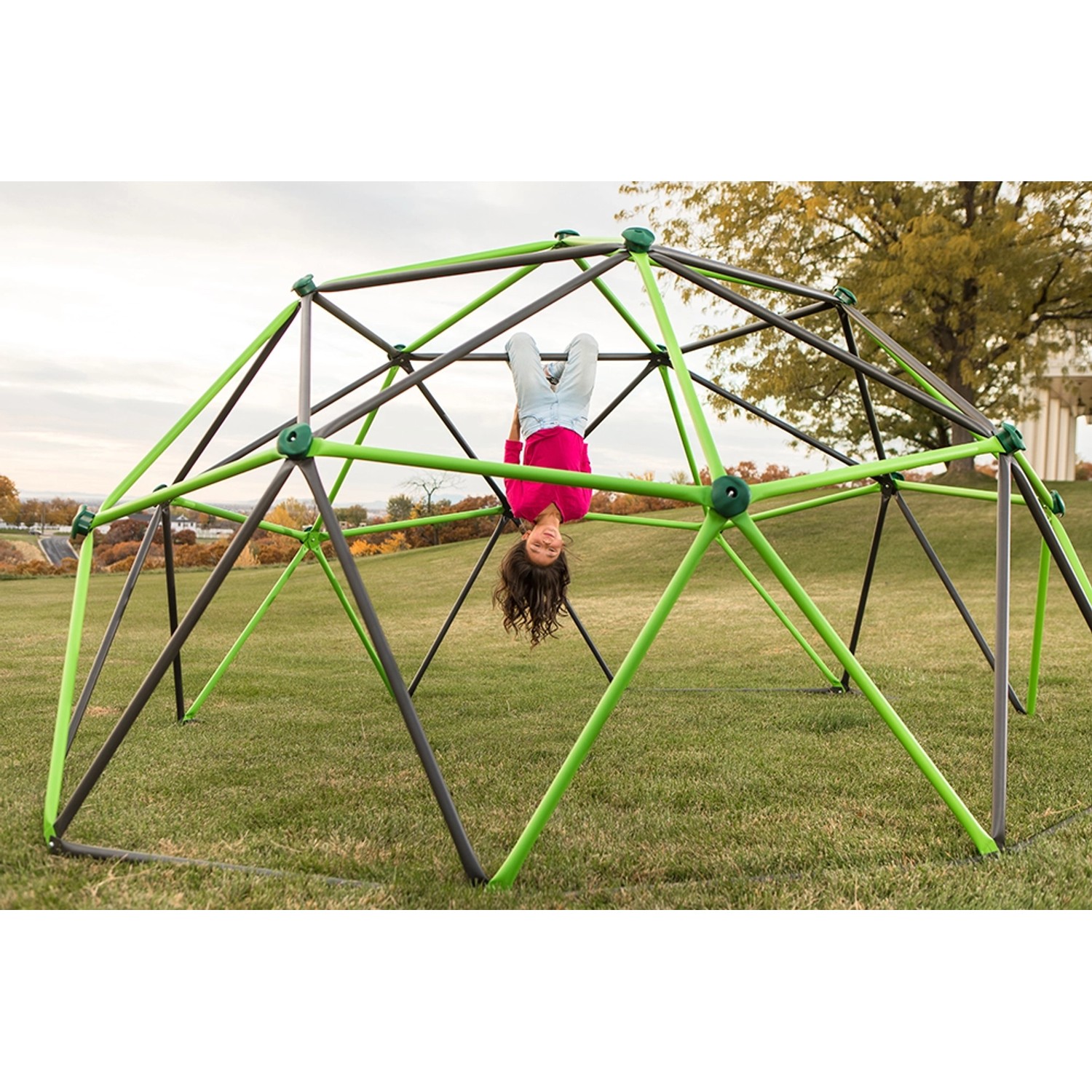 Kind spielt auf Lifetime Klettergerüst Geodome (335x168cm) im Garten. Spielturm mit grünen und grauen Stangen.