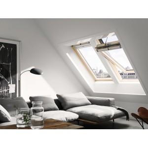 Velux Solarfenster GGL Integra, klar lackiert, im Dachgeschoss-Wohnraum.