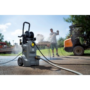 Kärcher HD 5/11 EX Plus Classic Hochdruckreiniger im Einsatz, graues Gehäuse, gelbe Details.