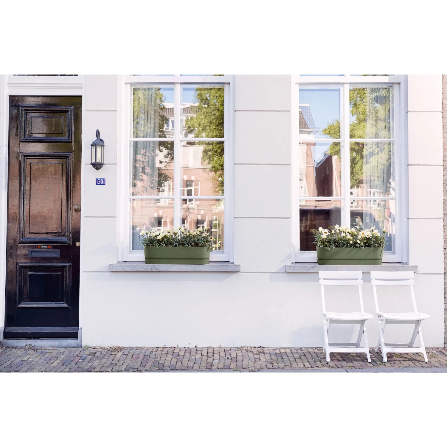 Elho Greenville Blumenkasten, 18,5x69 cm, Laubgrün, auf Fensterbank mit weißen Blumen.