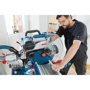 Bosch Professional Paneel-Säge GCM 12 SDE mit Kreissägeblatt im Einsatz.