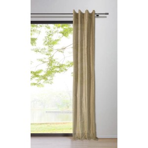 Mydeco Schlaufenschal Dot Sand, 245x135 cm, vor Fenster mit Ausblick ins Grüne.