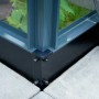 Detailaufnahme: Anthrazitfarbenes Juliana Premium 8 Gewächshaus, Ecke mit Aluminiumrahmen und Fundament auf Pflastersteinen.