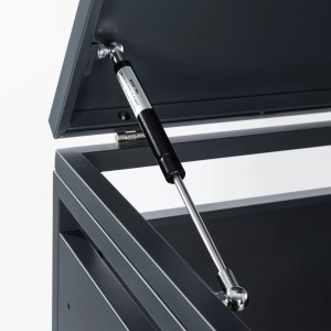 Detailaufnahme: Gasdruckfeder der Axi Mülltonnenbox Lucas 4x240L Anthrazit/Holzoptik.