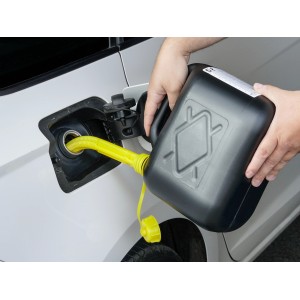 Schwarzer 5 l Reserve-Kraftstoffkanister mit Einfüllstutzen beim Betanken eines Autos.
