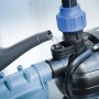 Hauswasserwerk HWW 3200 wird mit einer Gießkanne befüllt.