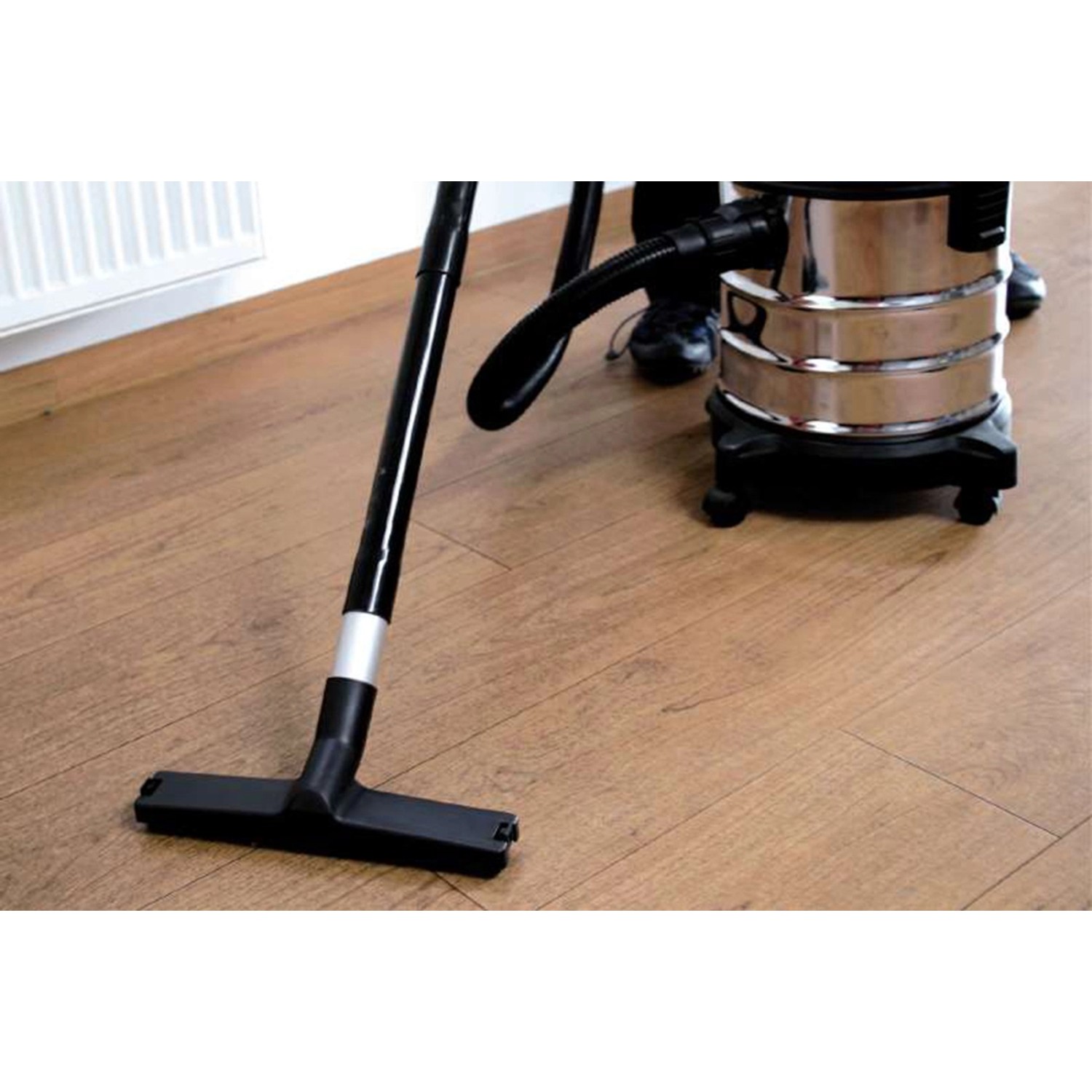 Einhell Universal-Bodendüse für Nass- und Trockensauger im Einsatz auf Holzboden.