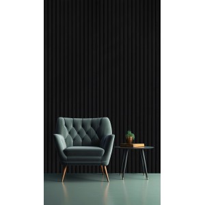 Schwarzes, mattes Akustikpaneel Foliert 56,1x240cm an Wand hinter Sessel und Tisch.
