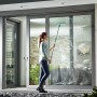 Frau reinigt Fenster mit Leifheit Fensterabzieher Window Slider M. Reinigungsgerät mit Stiel.