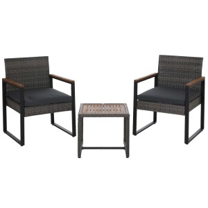 Graue Polyrattan Gartenmöbel: 2 Stühle, 1 Tisch mit Akazienholz-Elementen und grauen Polstern.